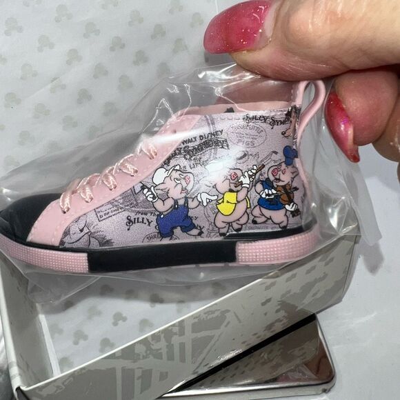 Disney Lacers The Three Little Pigs Shoe Vinyl Collectible Artist Series 2 D23 - Picture 1 of 9